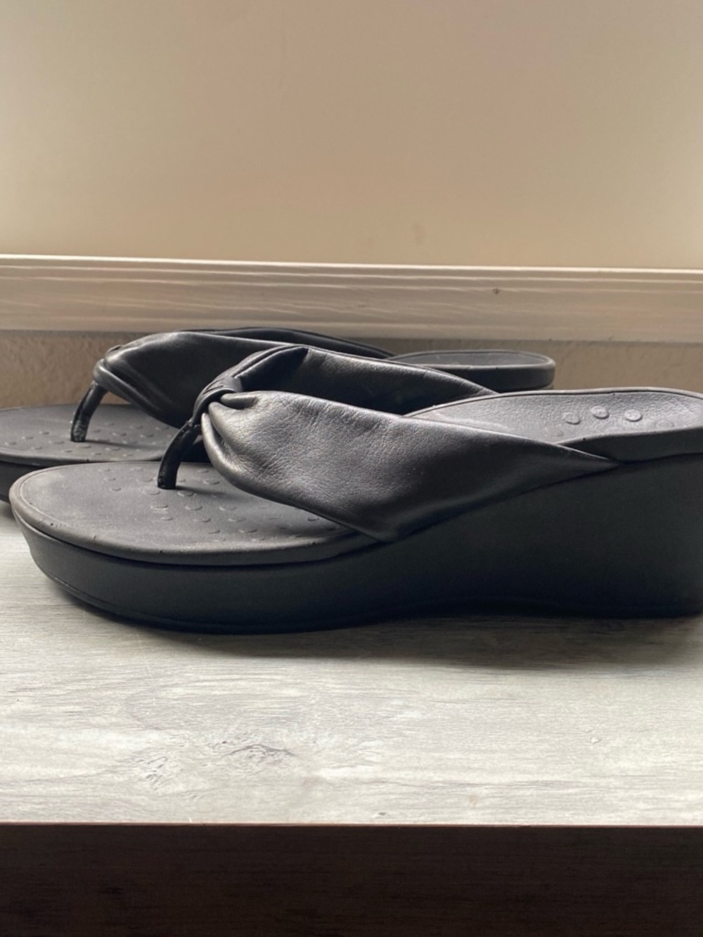 Vionic Black Padded Wedge Thong Sandals